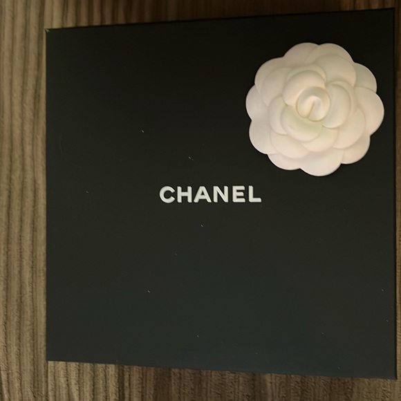 HOST PICK CHANEL BN gorgeous belt size 75/80 bought in 2023/2024 price is firm. - Picture 3 of 10